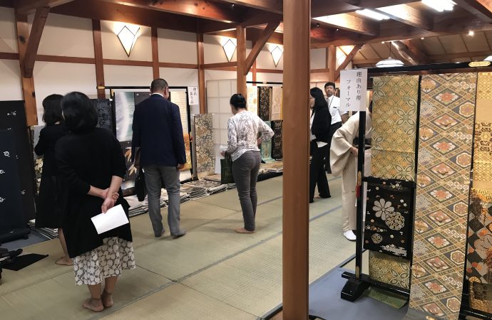 京都西陣・渡文の職人が説明する直販会