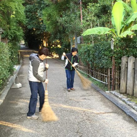 かどはき・京都の門掃き・朝の京都の風景をご紹介