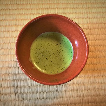 宝厳院で紅葉を観ながら抹茶をいただく格別の秋