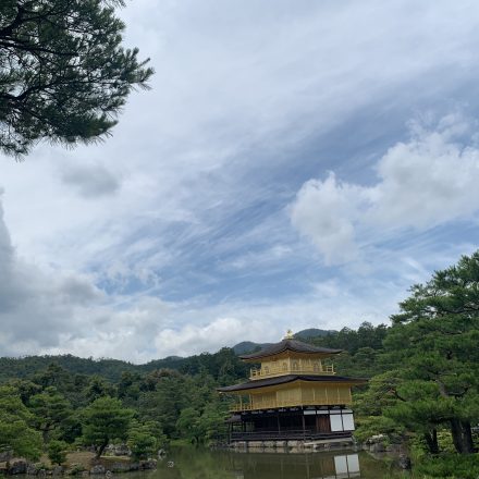 金閣寺の歴史と金箔が貼られている理由について