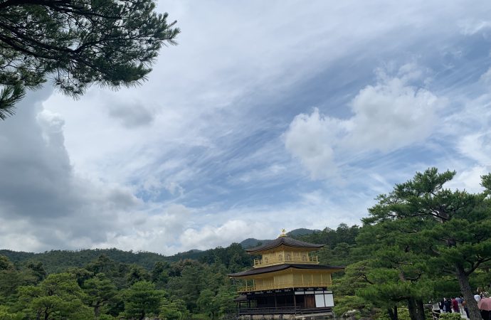 金閣寺の歴史と金箔が貼られている理由について